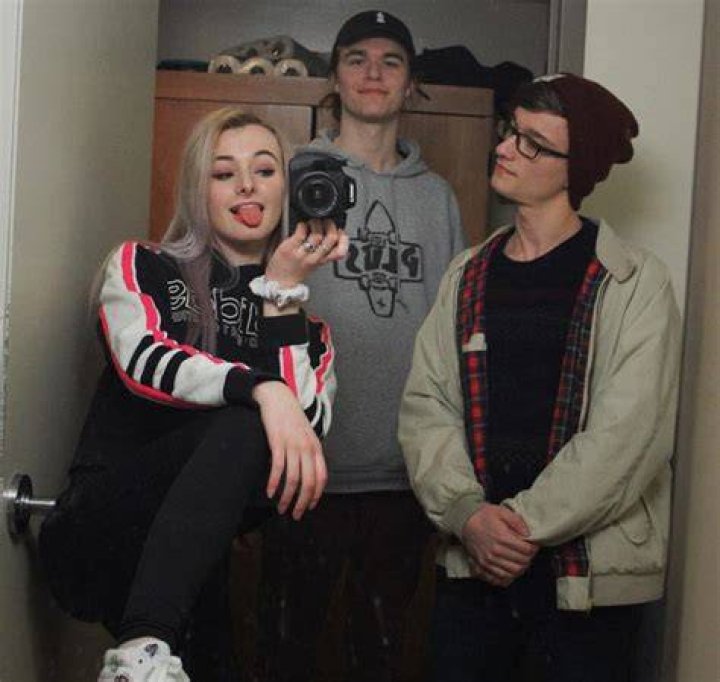 
AdrianahLee, 22, Female Twitch Streamer, Makes an allegation against CrazySlick 