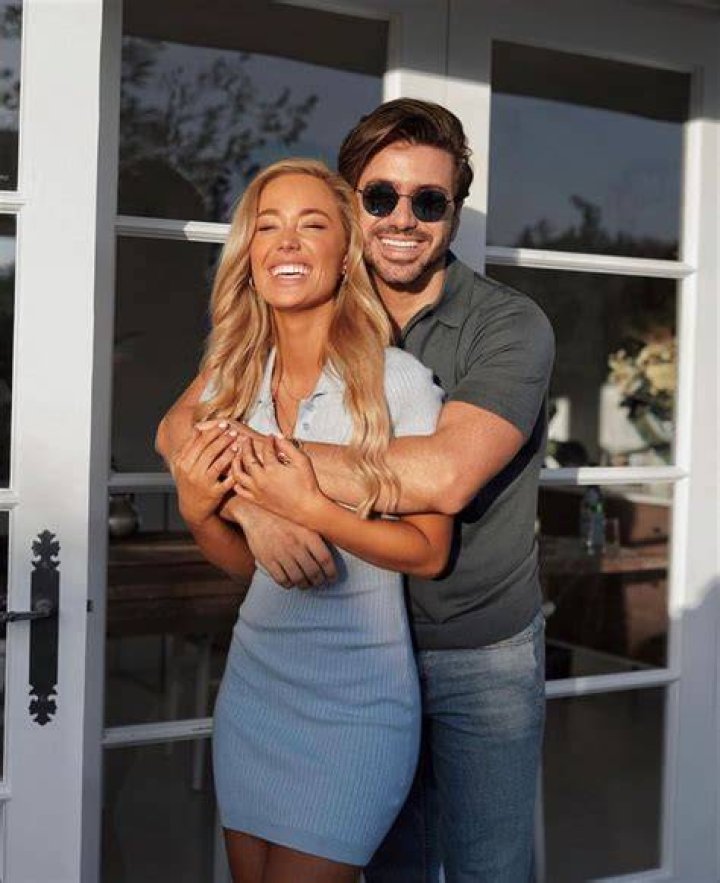 Alex Costa Girlfriend Robbi Jan Is A Fashion Vlogger