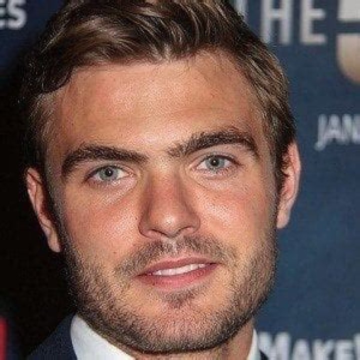 Alex Roe - Age, Family, Bio