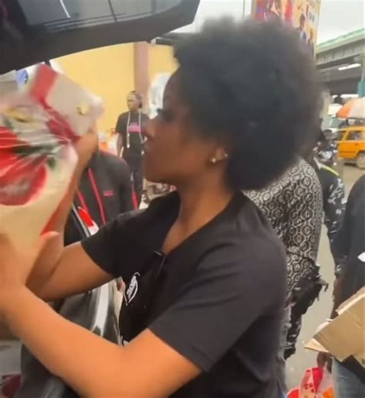 
BBNaija Star, Phyna, Distributes Bags of Rice To Less Privileged Residents 