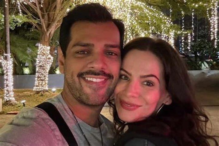 
Brooke Palsson Boyfriend: Is Workin’ Moms Cast Dating Fuad Ahmed? 