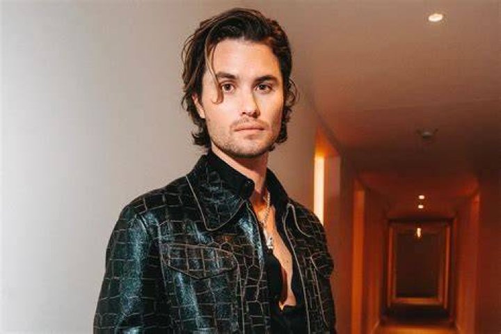 Chase Stokes Height, Weight, Net Worth, Age, Birthday, Wikipedia, Who, Nationality, Biography