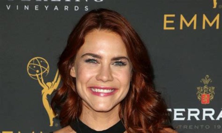 
Courtney Hope’s Wiki – Husband, Net Worth, Measurements 
