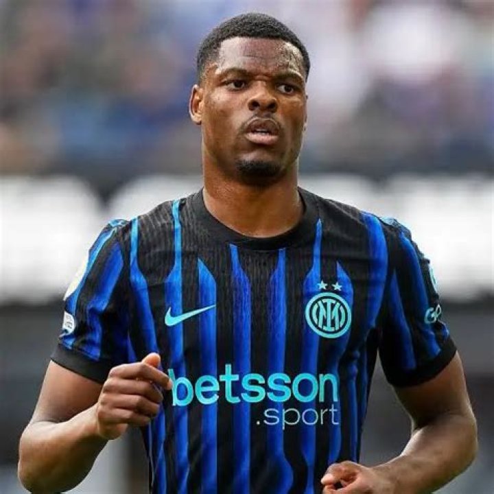 Denzel Dumfries Height, Weight, Net Worth, Age, Birthday, Wikipedia, Who, Nationality, Biography