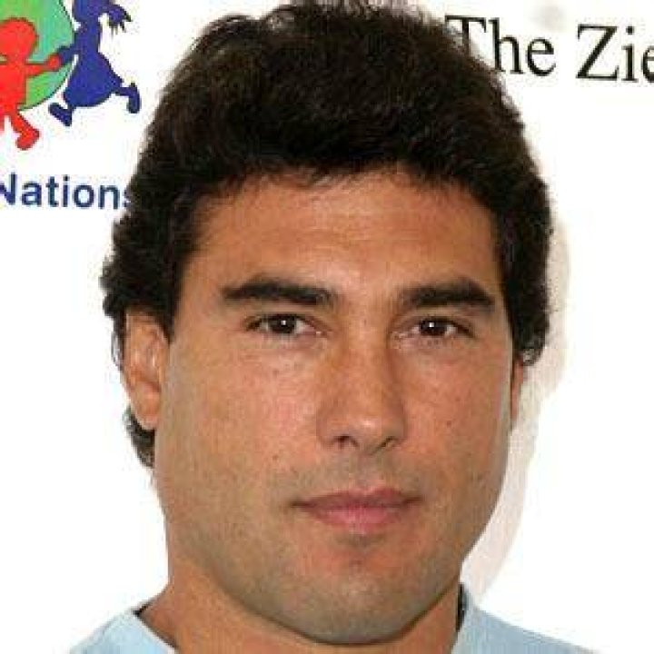 Eduardo Yáñez - Age, Family, Bio