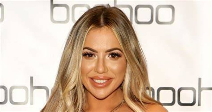 
Holly Hagan Height, Weight, Net Worth, Age, Birthday, Wikipedia, Who, Nationality, Biography 