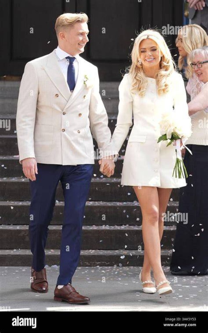 
Is GB News Journalist Ellie Costello Married? Relationship Timeline After Her Recent Twitter Images 