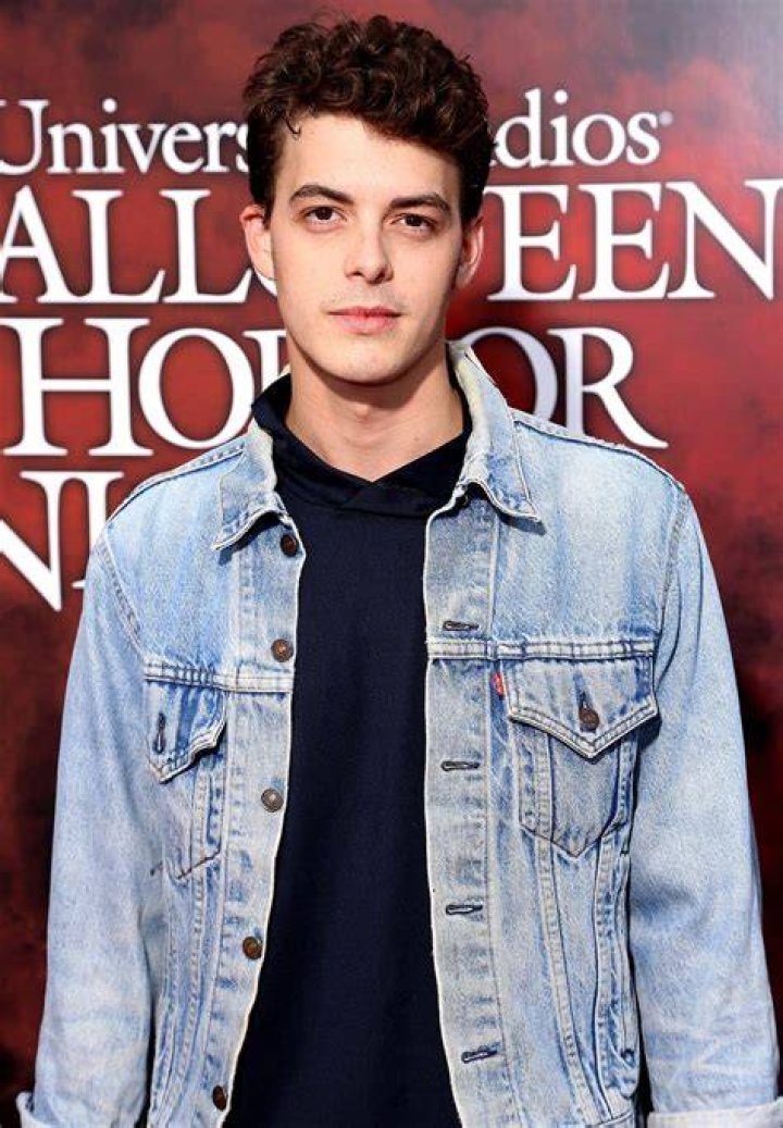 
Israel Broussard’s Wiki: Girlfriend, Net Worth, Ethnicity, Age 