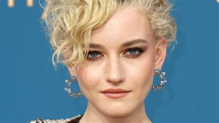 
Julia Garner Bares Her Stomach in Bold 2022 Emmys Dress 