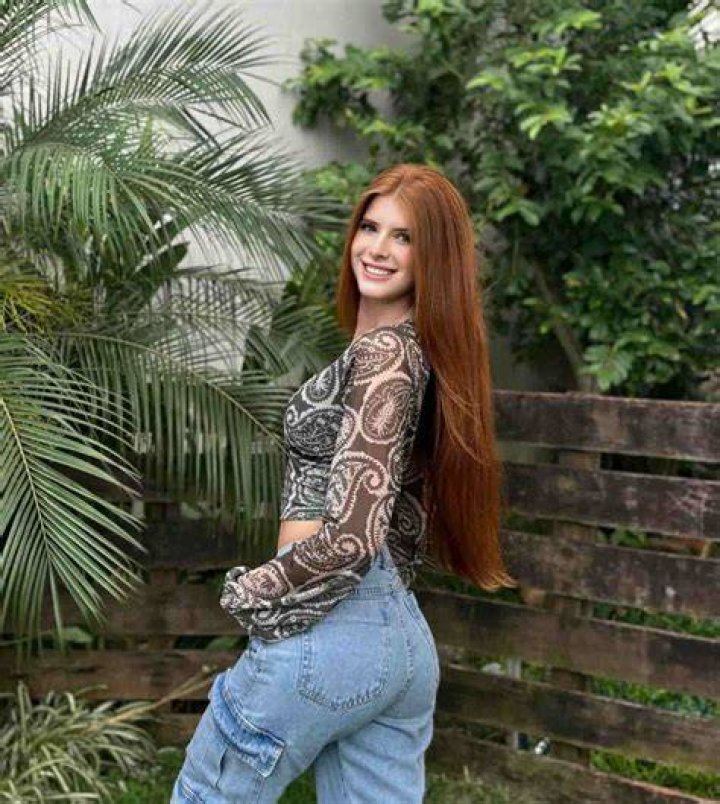Julia Vitoria (Facebook Star) - Age, Family, Bio