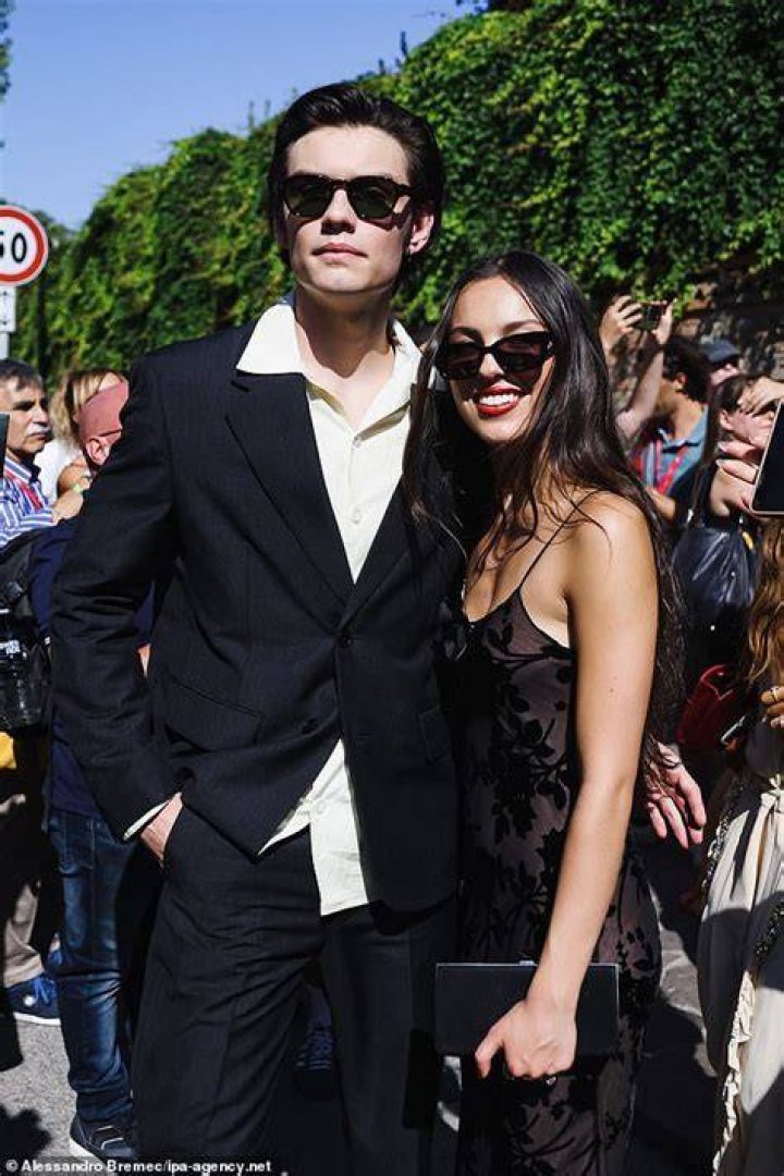 
Louis Partridge Has a Girlfriend – Who Is She? 