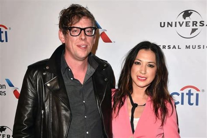 
Michelle Branch and Patrick Carney Kiss in L.A. Bar Following Black Keys Show After Suspending Divorce 