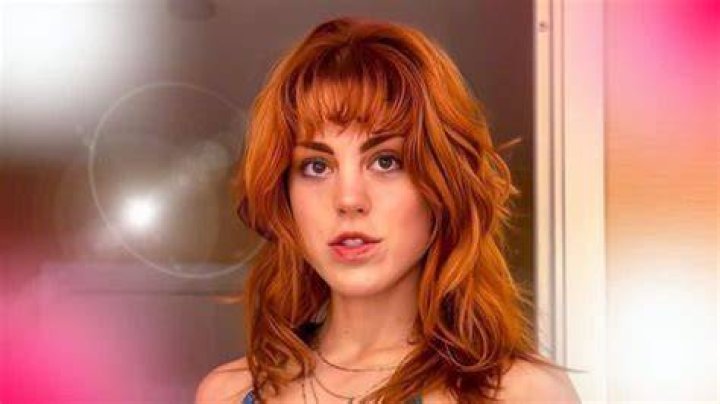 Molly Stewart - Age, Family, Bio