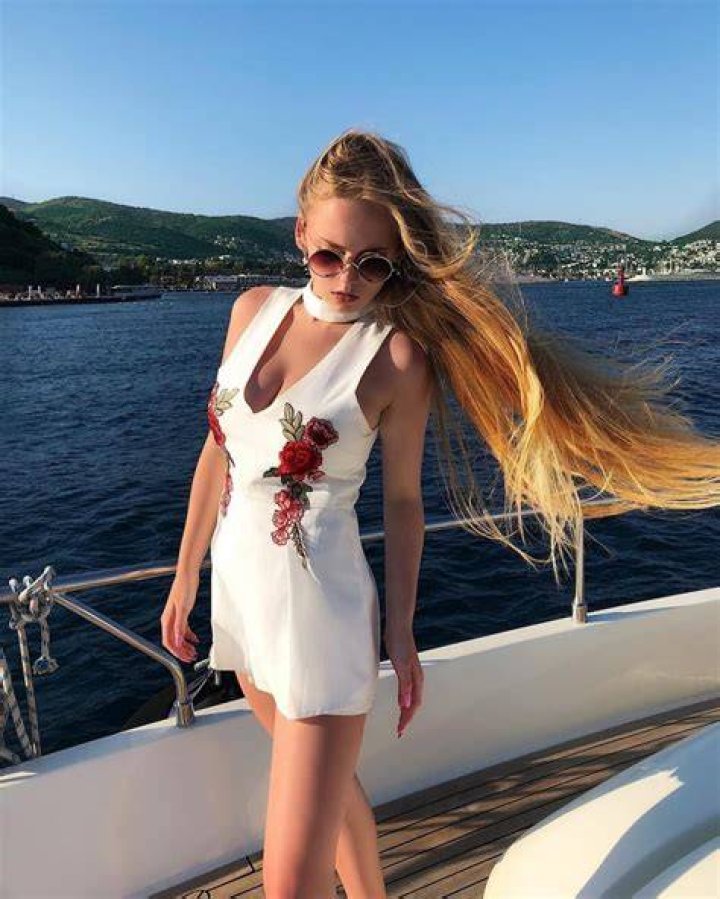 Oksana Neveselaya - Age, Family, Bio