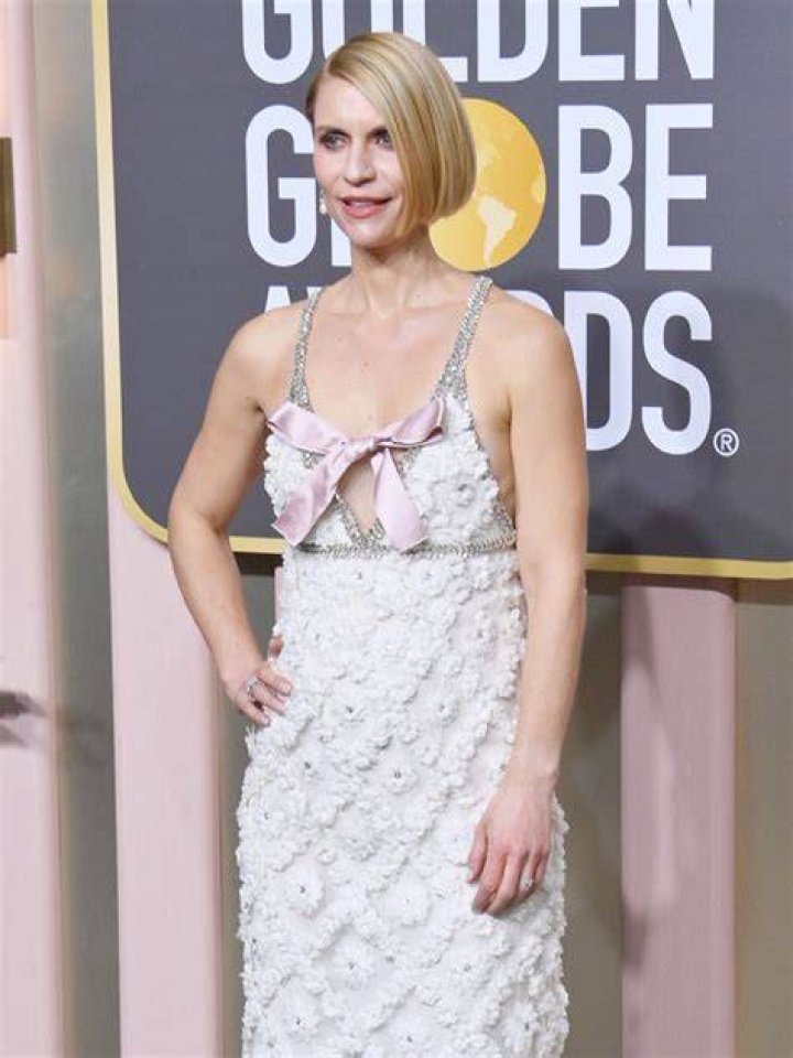 
Pregnant Claire Danes Debuts Baby Bump on Golden Globes 2023 Red Carpet 