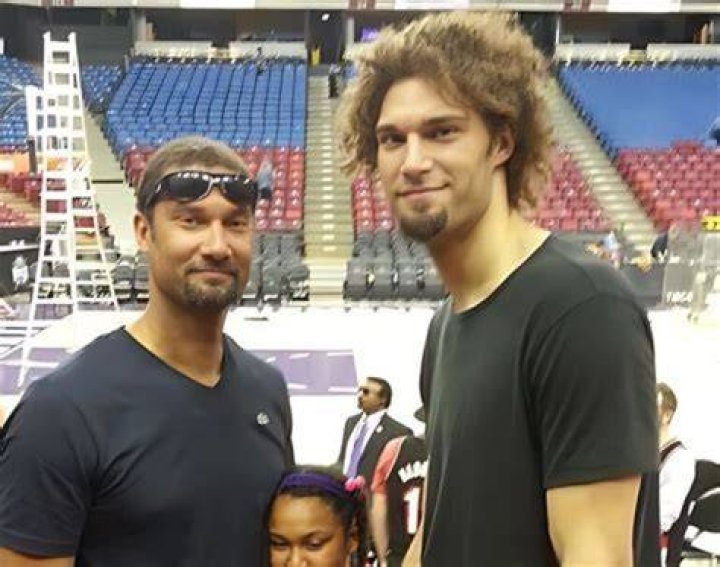 Robin Lopez - Age, Family, Bio