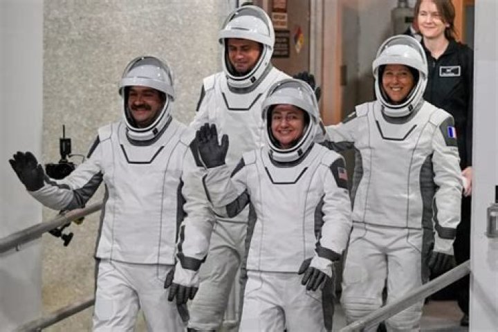 
Russia Evacuated The Astronauts From The ISS After A Meteorite Hit 