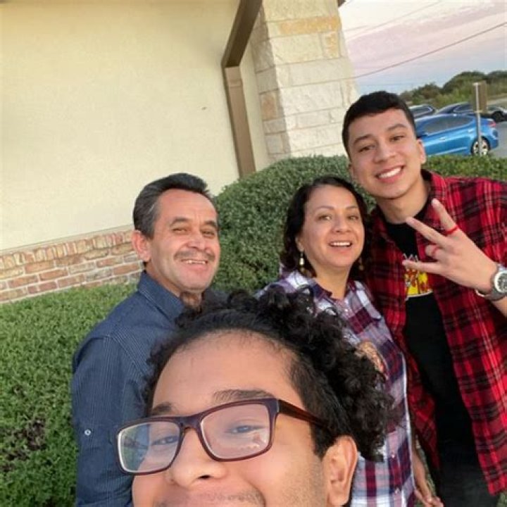 Santea net worth, income and estimated earnings of Youtuber channel