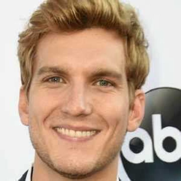 Scott Michael Foster Height, Weight, Net Worth, Age, Birthday, Wikipedia, Who, Nationality, Biography
