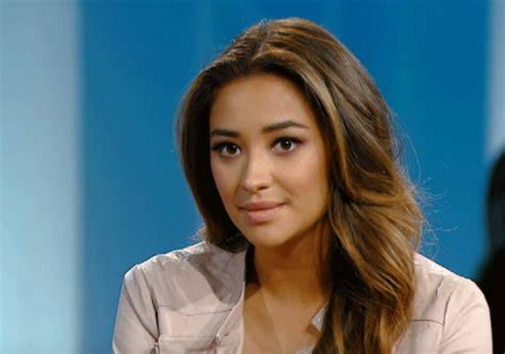 Shay Mitchell Height, Weight, Net Worth, Age, Birthday, Wikipedia, Who, Nationality, Biography