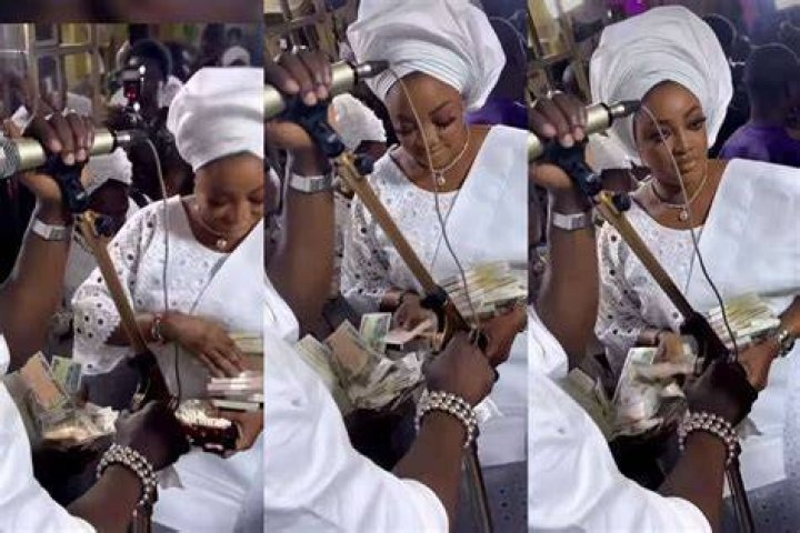 
Sotayo Gaga Makes Money Rain At Lagos Festival 