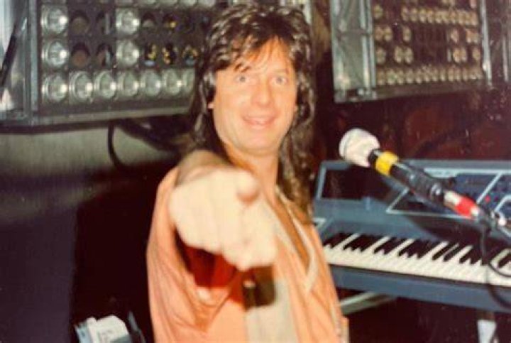 
Tributes Pour In For Brett Tuggle AS Fleetwood Mac Keyboardist Dies AT 70 