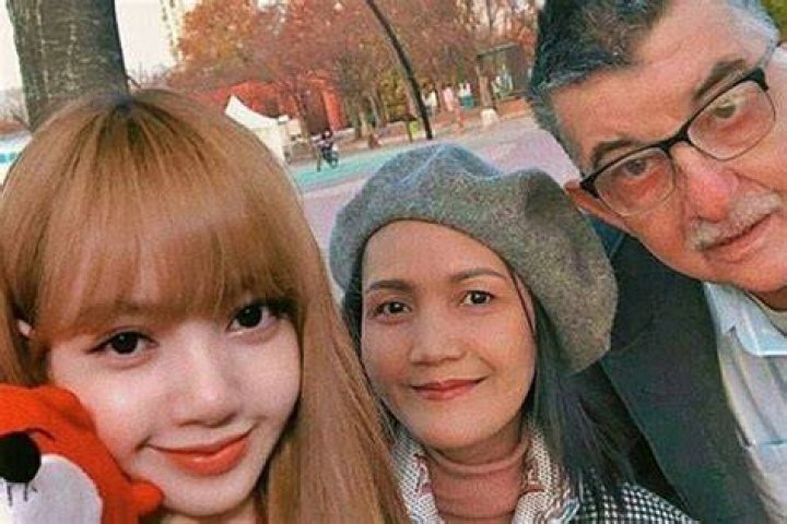 
Who are Lalisa Manobans Parents? Lalisa Manoban Biography, Parents Name, Nationality and More 