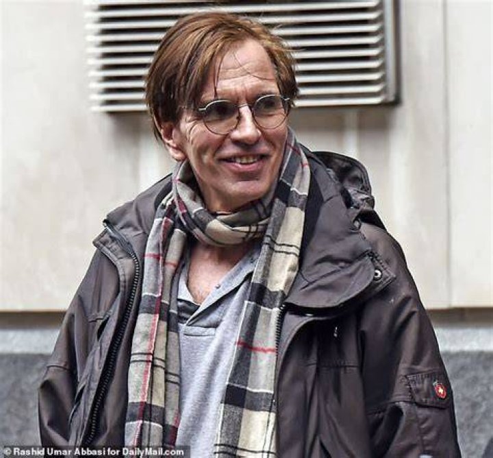 
Who are Thomas Fox and Christopher Fox , Julia Fox’s father and brother? 