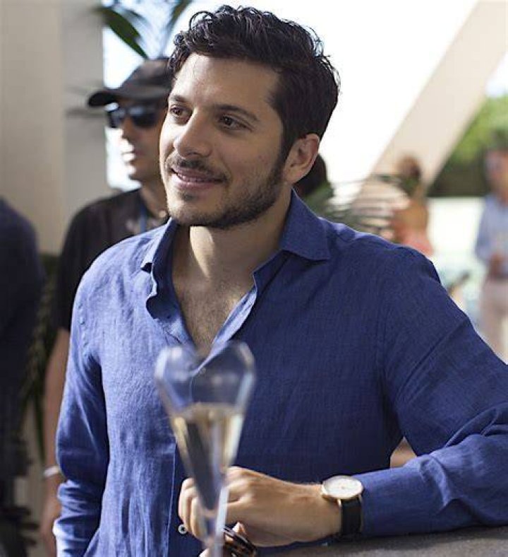 
Who is actor Dimitri Leonidas? Is he married or with girlfriend? 