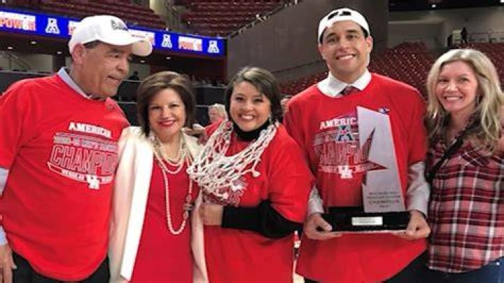 
Who Is Karen Lowery? Meet Coach Kelvin Sampson’s Wife And Family 