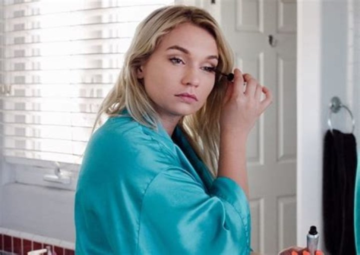 Zoie Burgher Biography, Wiki, Instagram, Net Worth, Body Measurements